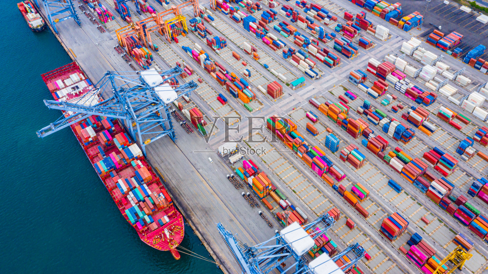 货物装载港口和集装箱船。进出口物流和出口产品照片摄影